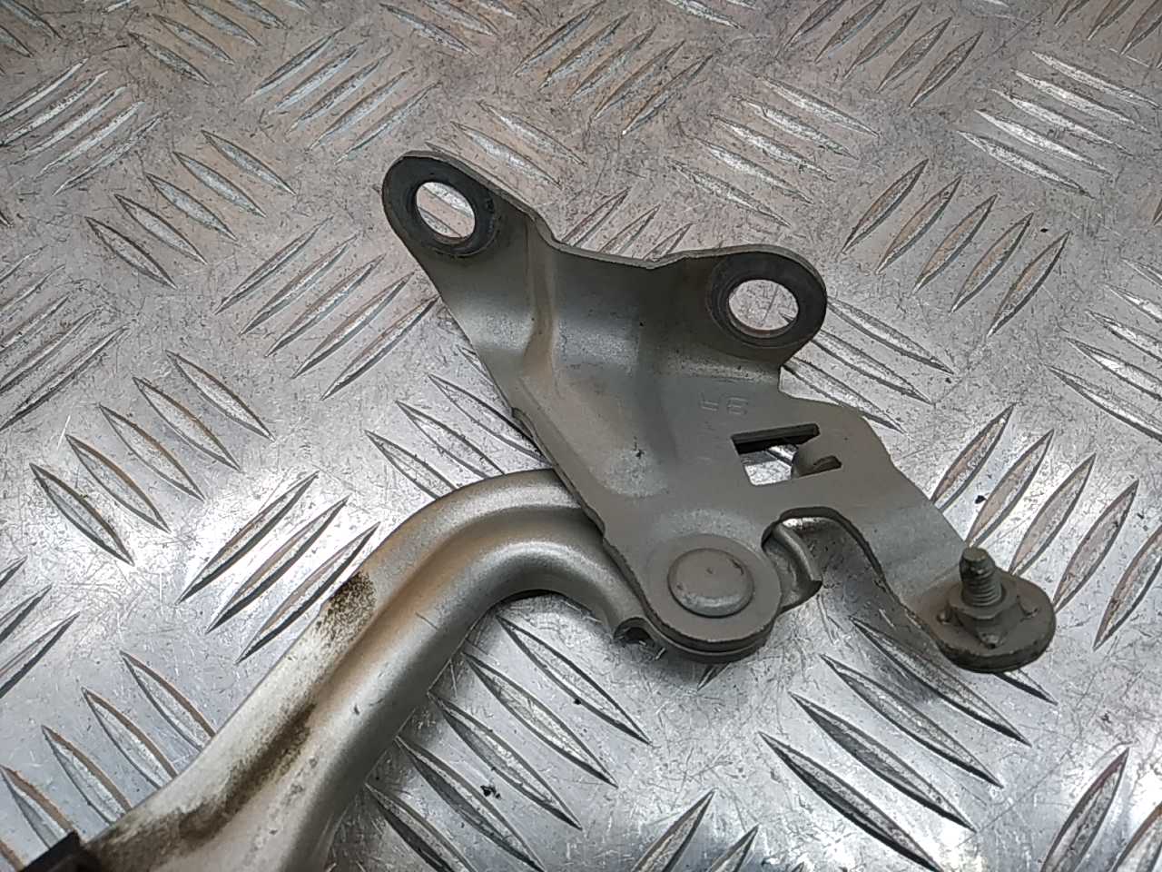 Петля капота правая