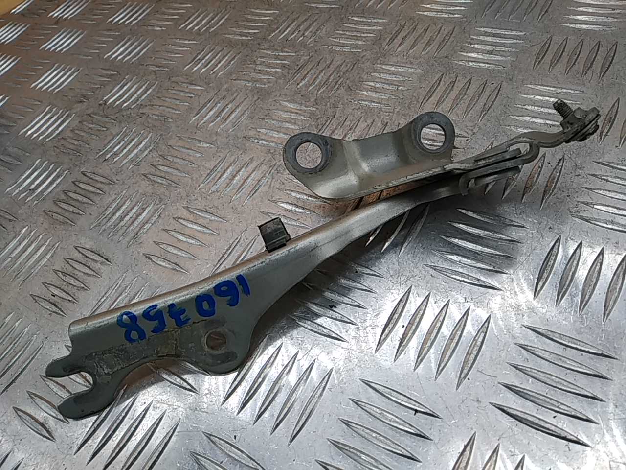 Петля капота правая