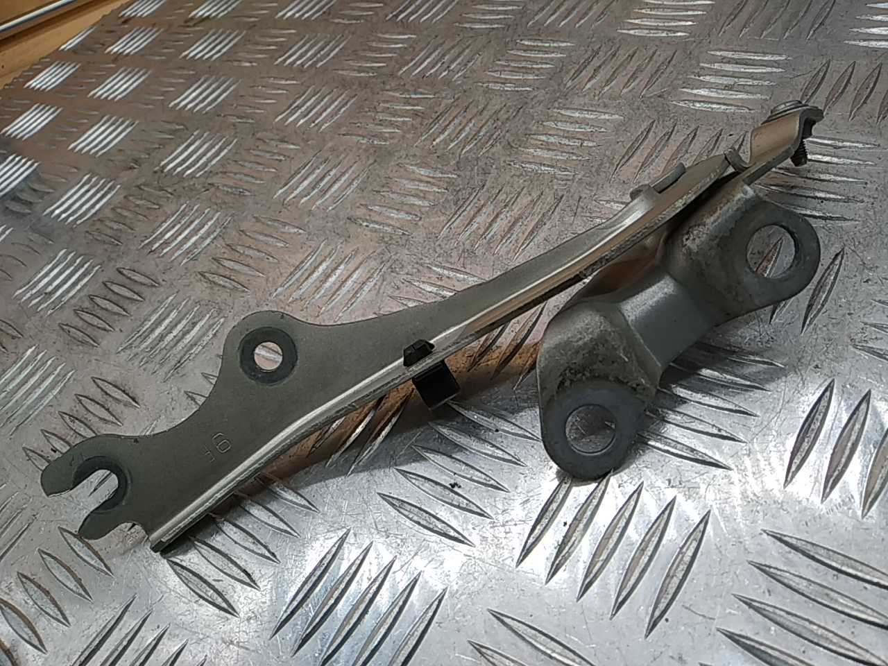 Петля капота правая