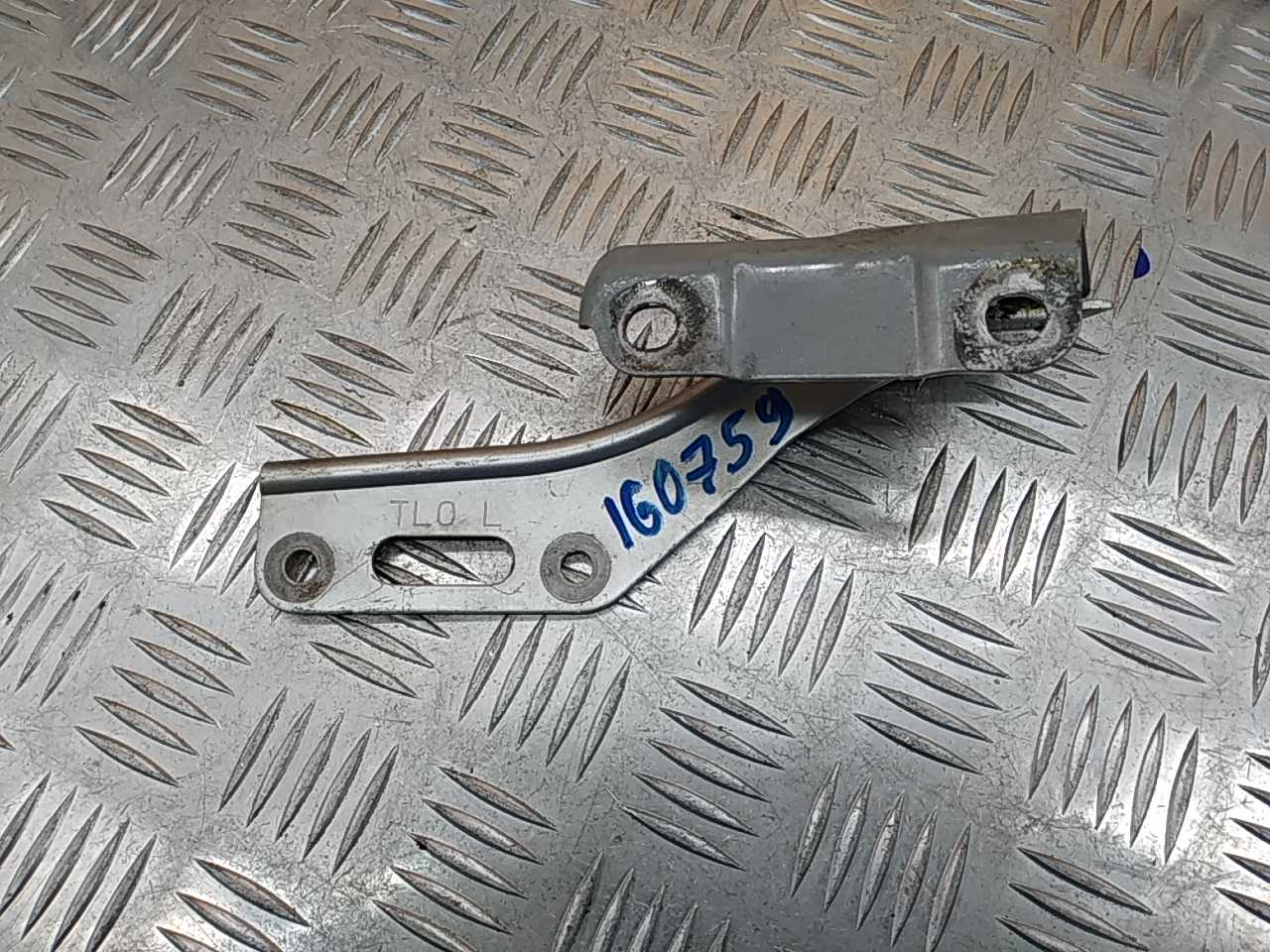 Петля капота левая