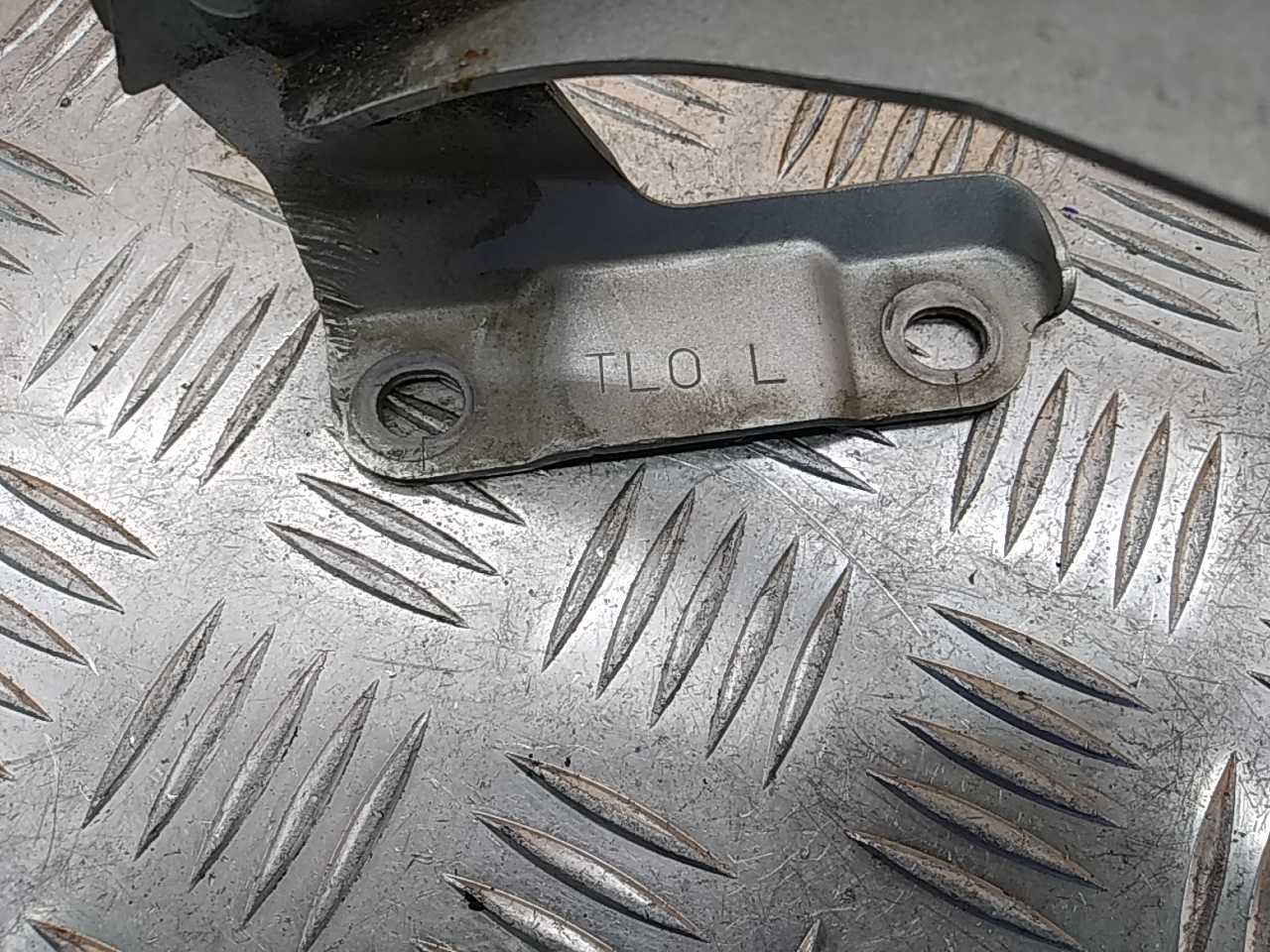 Петля капота левая