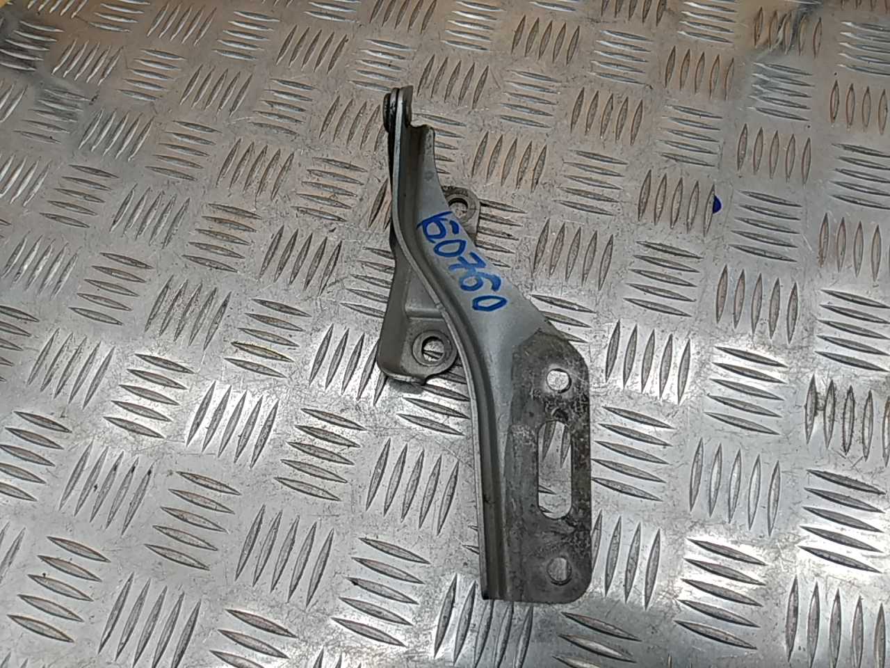 Петля капота правая