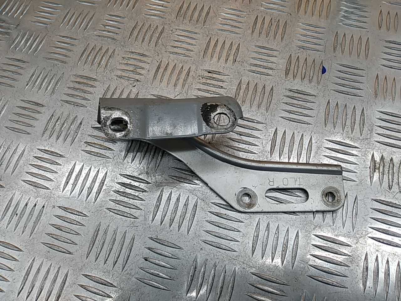 Петля капота правая