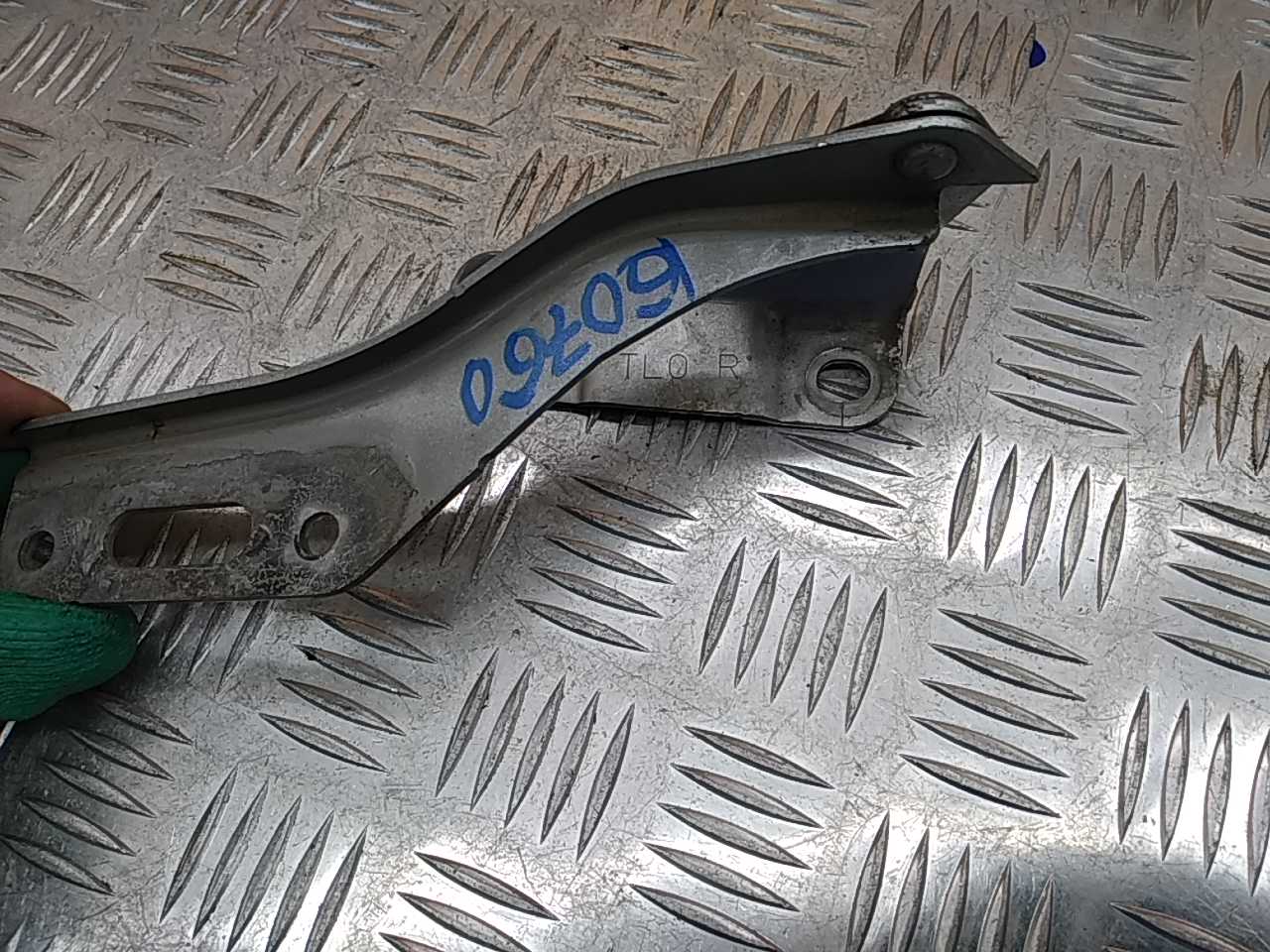 Петля капота правая