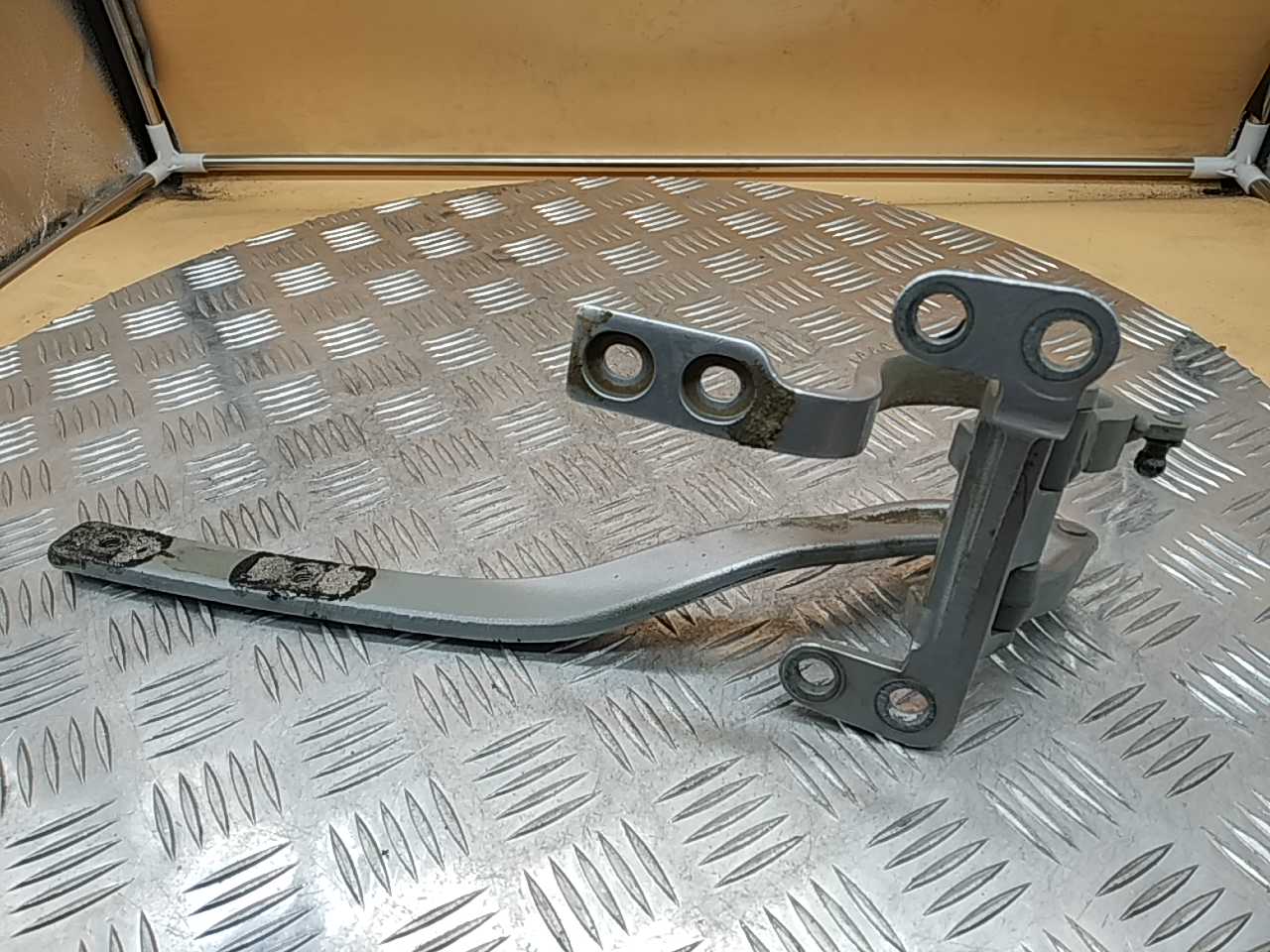 Петля двери багажника