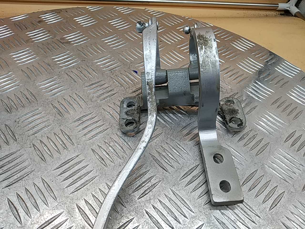 Петля двери багажника