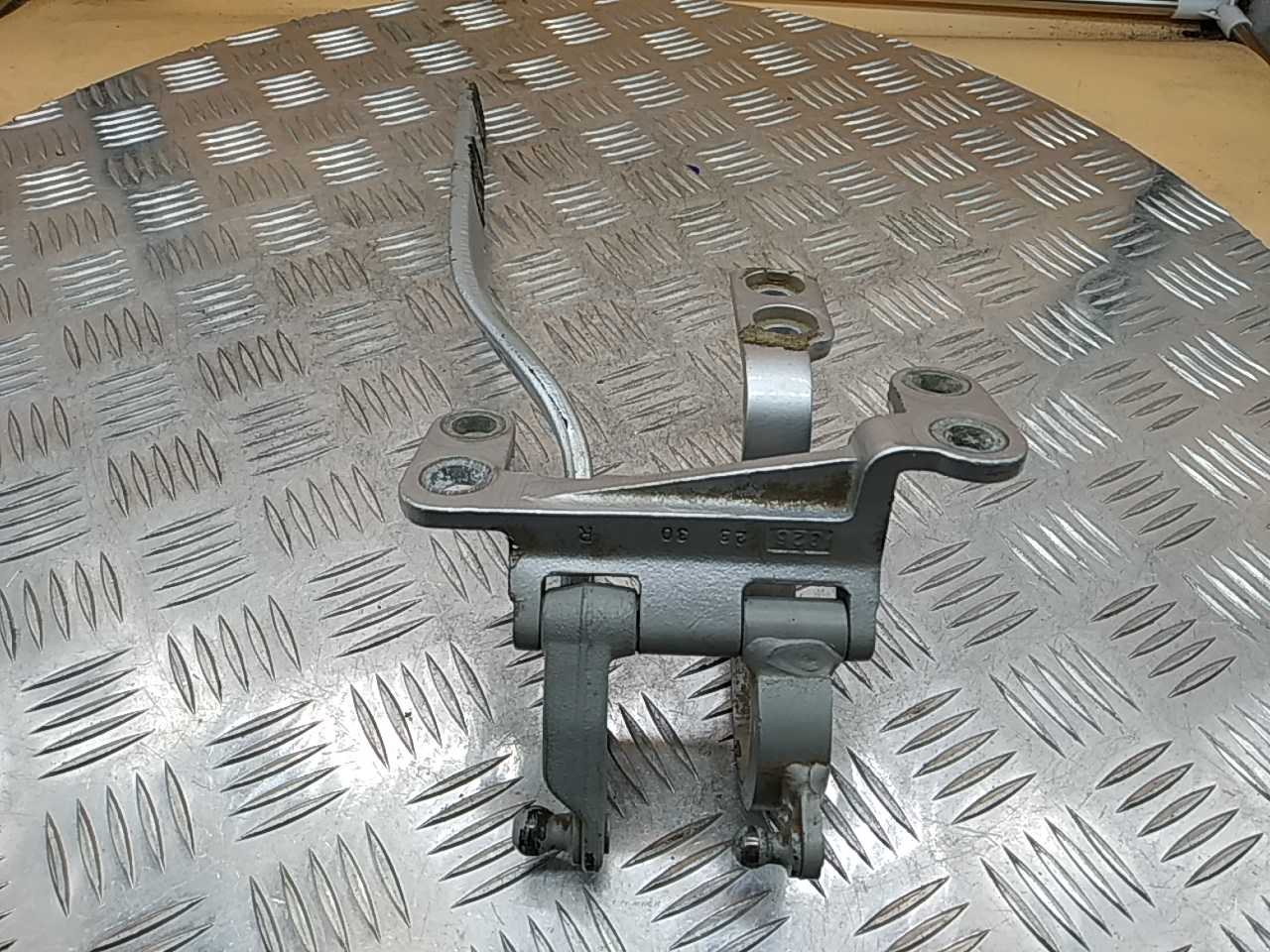 Петля двери багажника