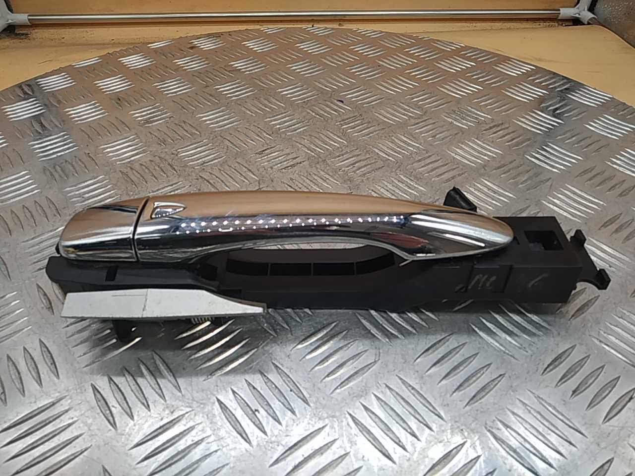 Ручка двери передней наружная левая