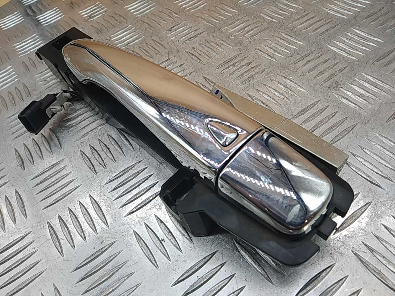 Ручка двери передней наружная левая