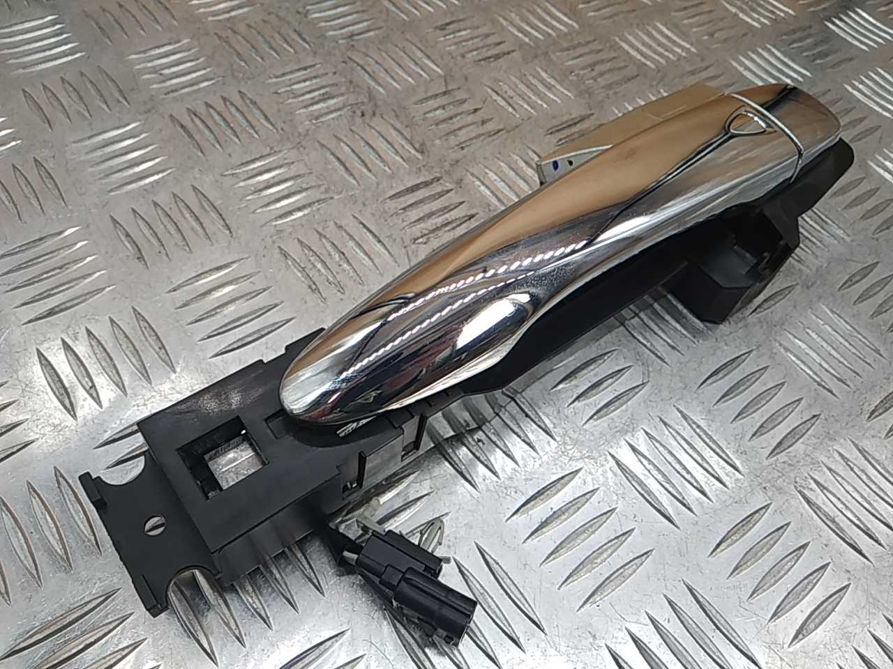 Ручка двери передней наружная левая