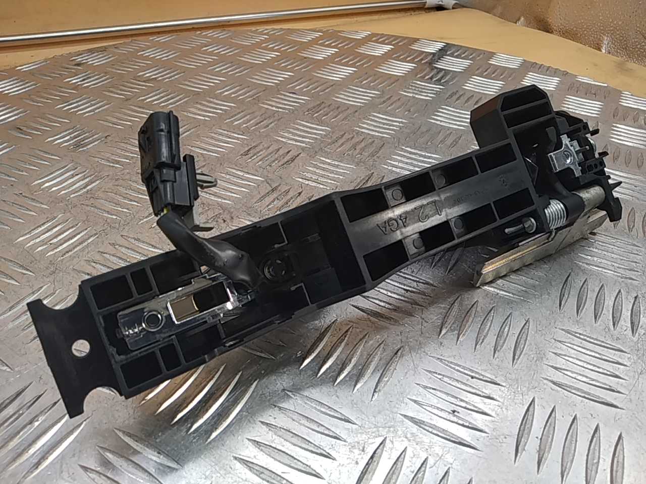 Ручка двери передней наружная левая