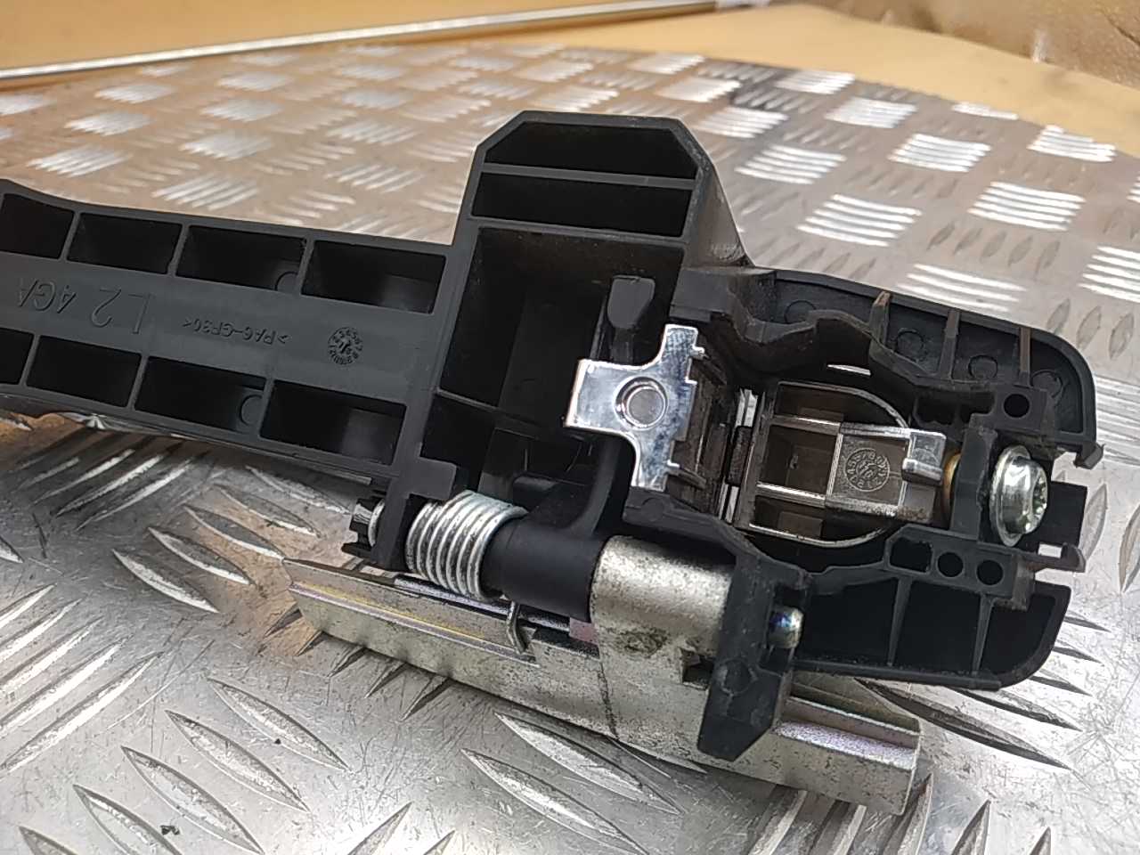 Ручка двери передней наружная левая