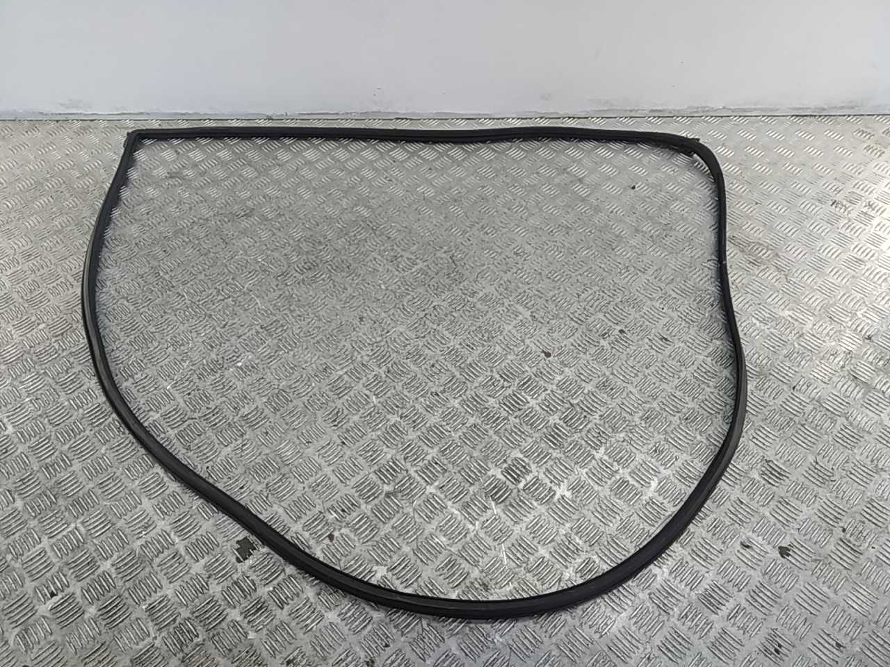 Уплотнитель передней левой двери