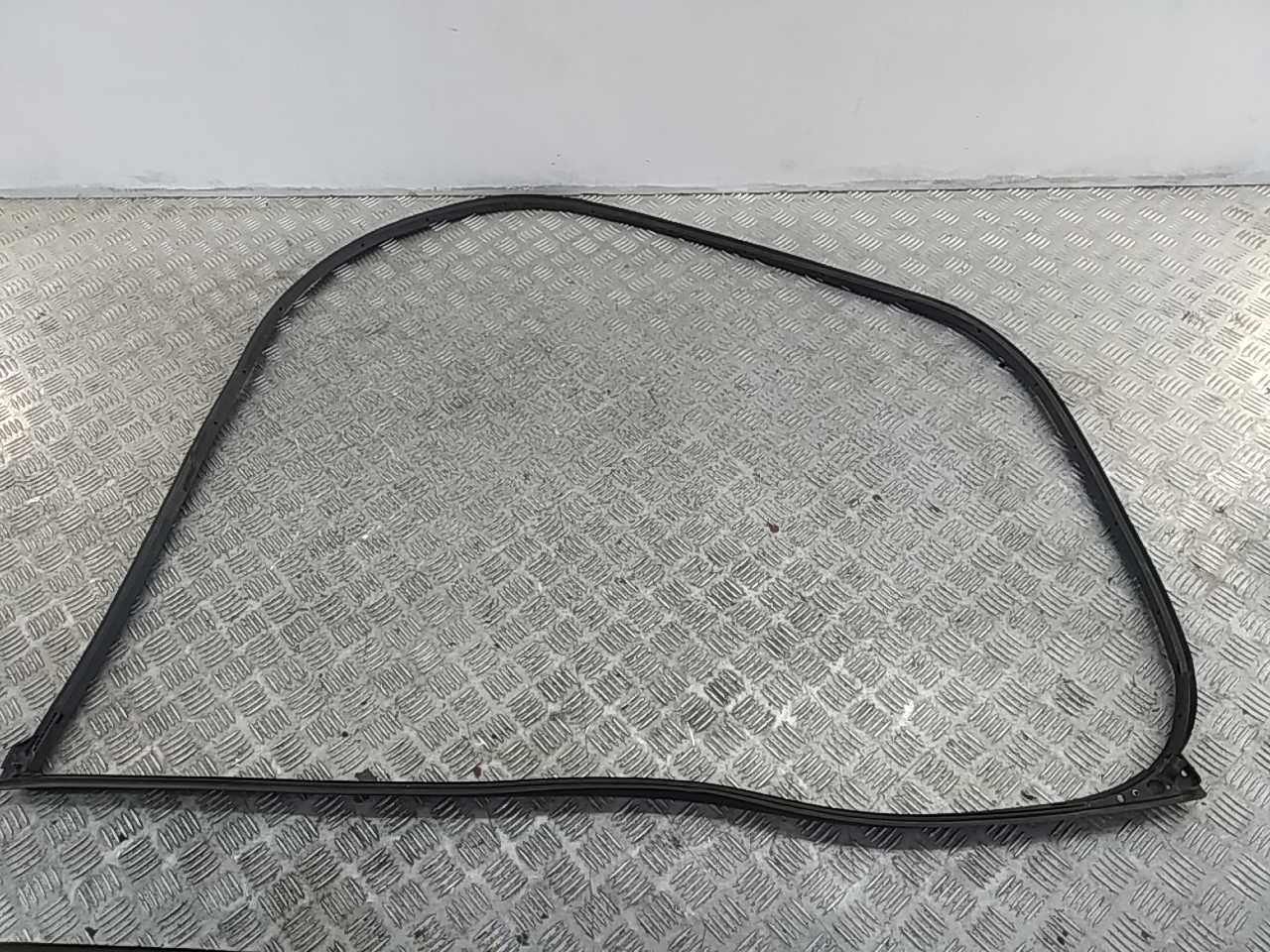 Уплотнитель передней левой двери