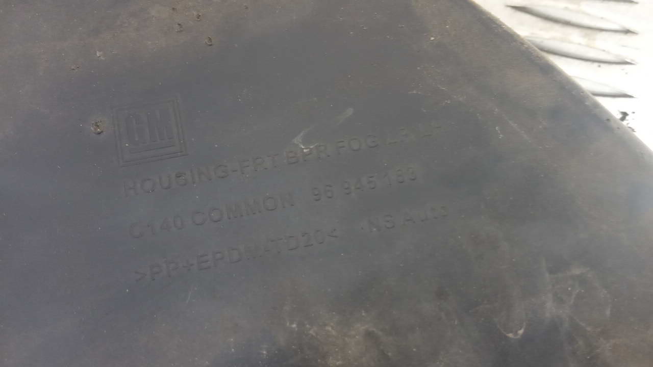 Рамка противотуманной фары левой