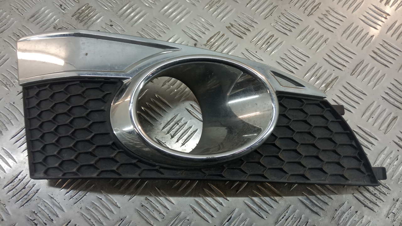 Рамка противотуманной фары правой