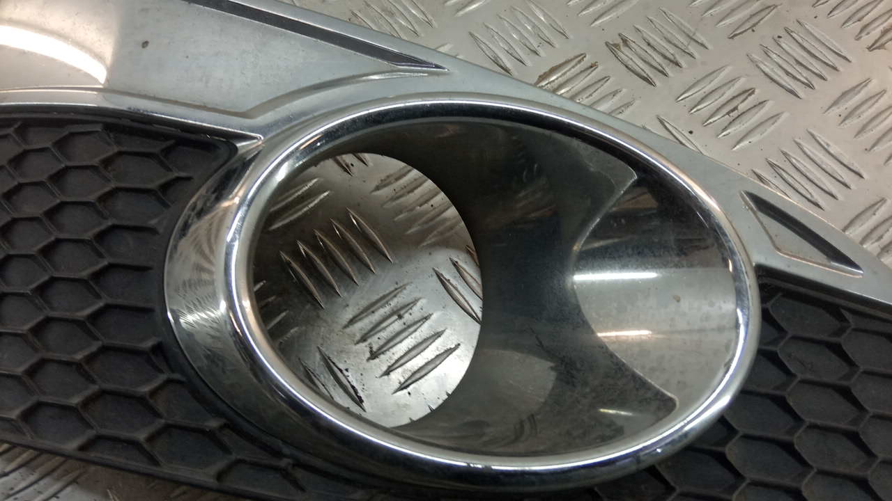 Рамка противотуманной фары правой