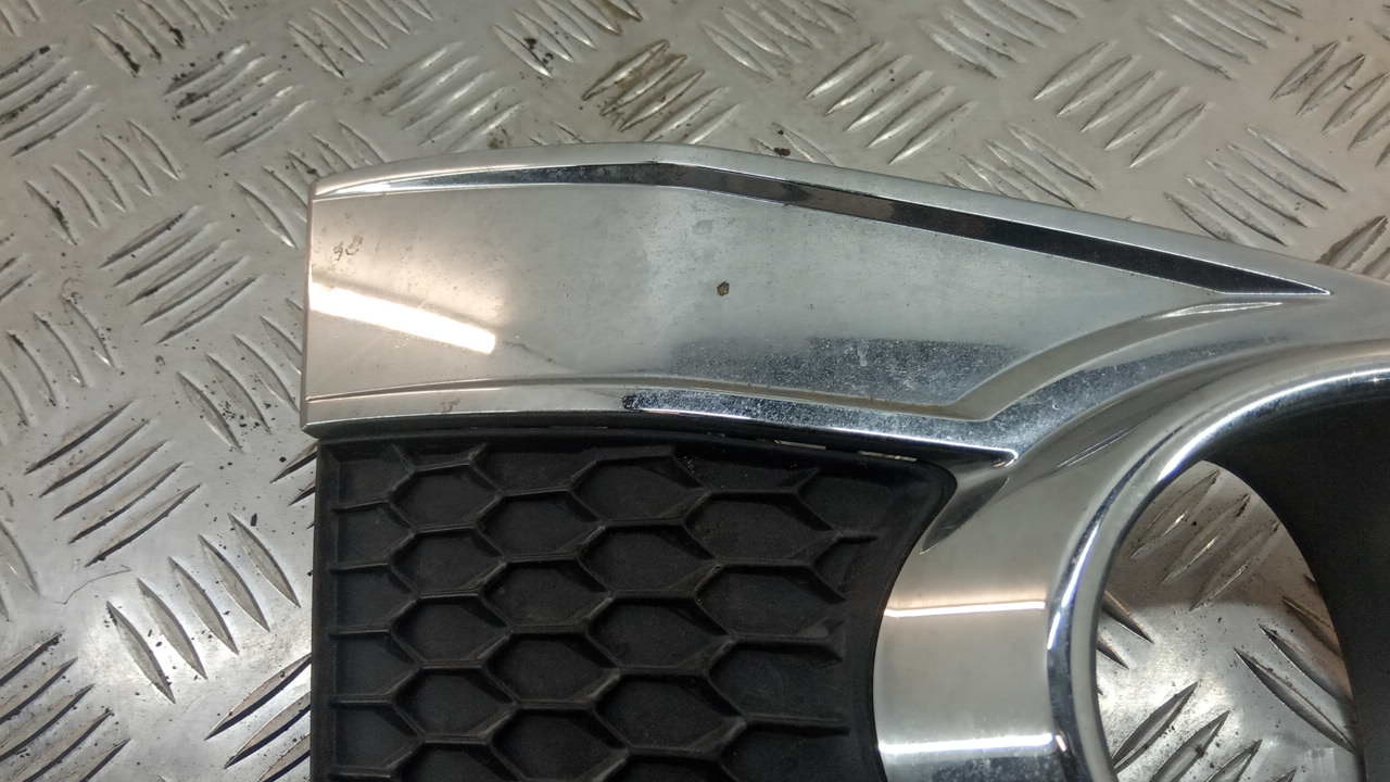 Рамка противотуманной фары правой