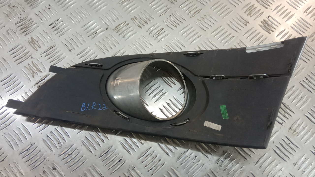 Рамка противотуманной фары правой