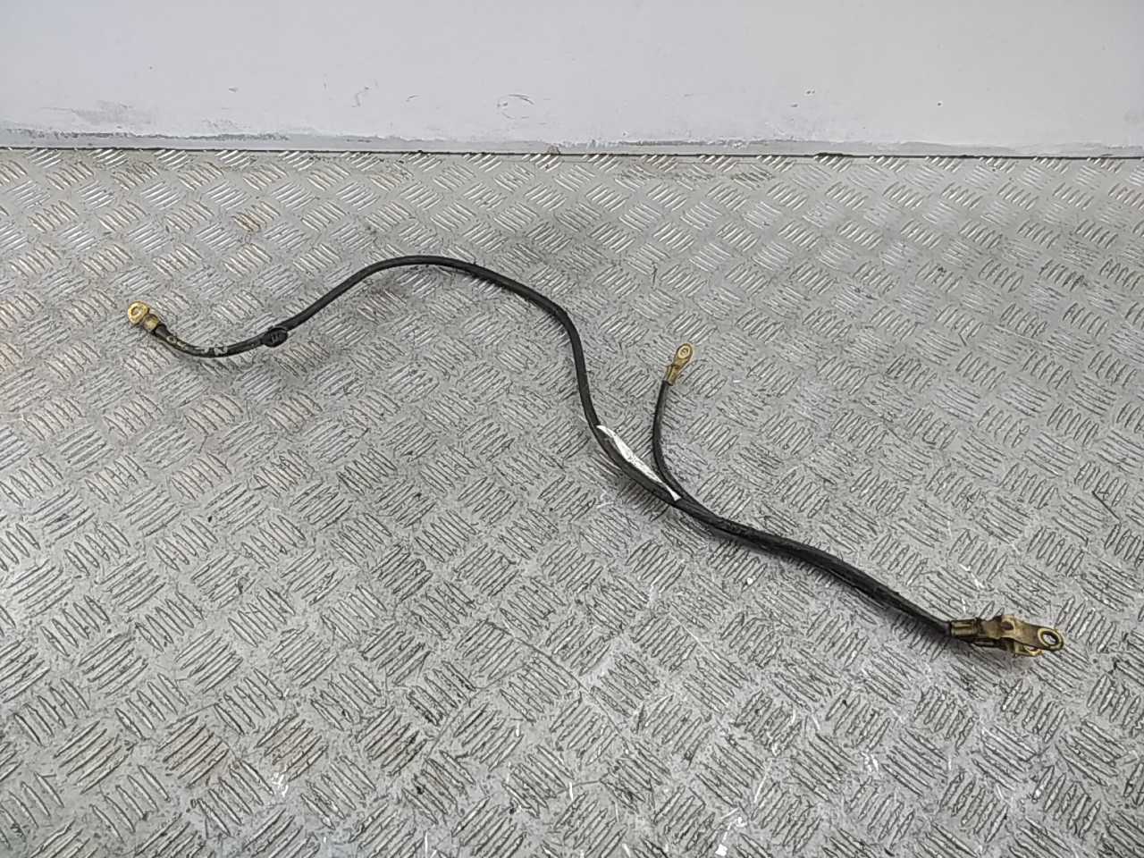 Клемма аккумулятора -