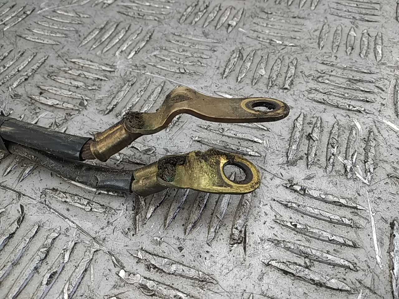 Клемма аккумулятора -