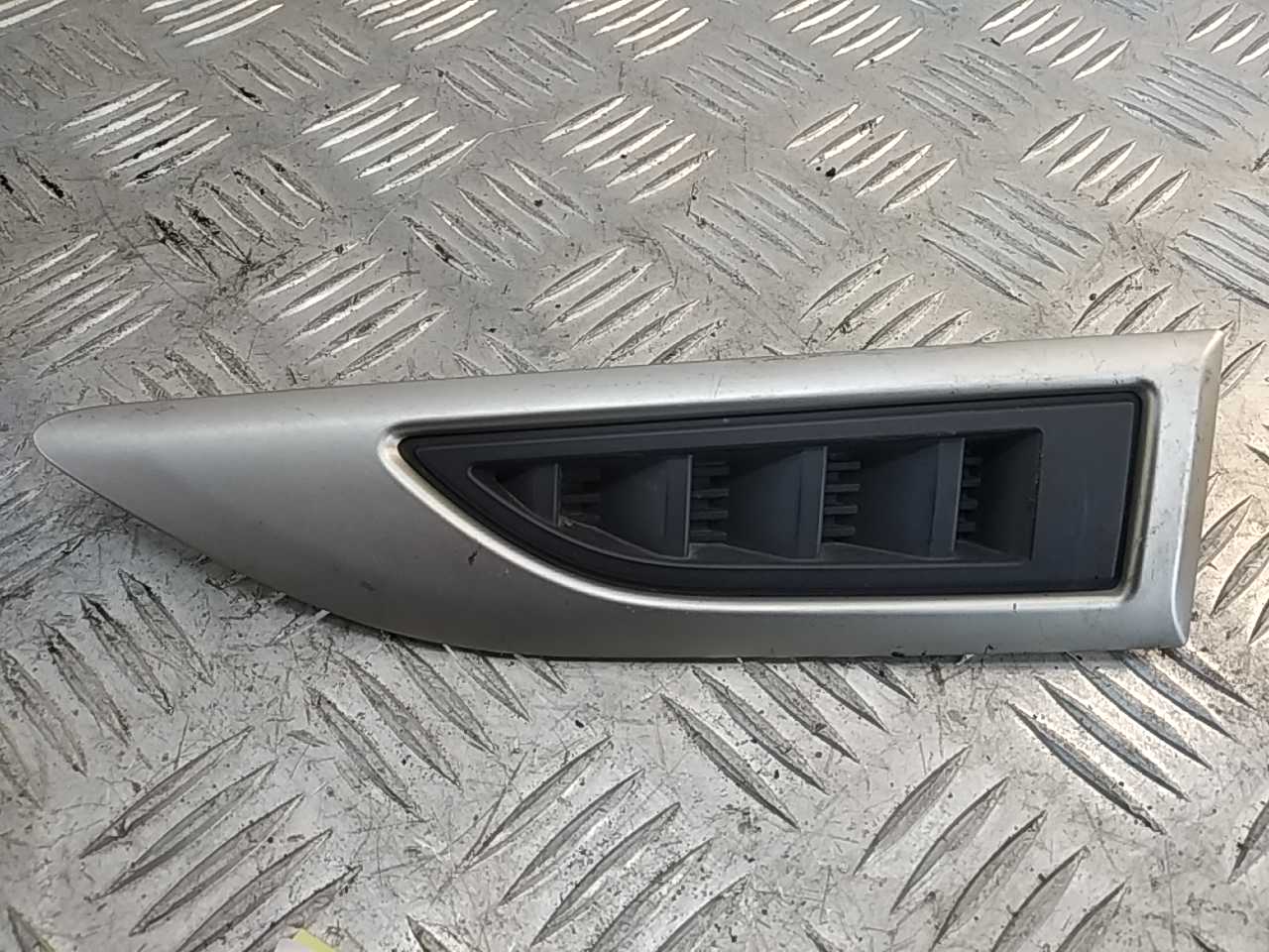 Молдинг переднего левого крыла