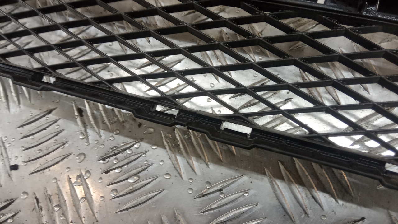 Решетка в бампер центральная