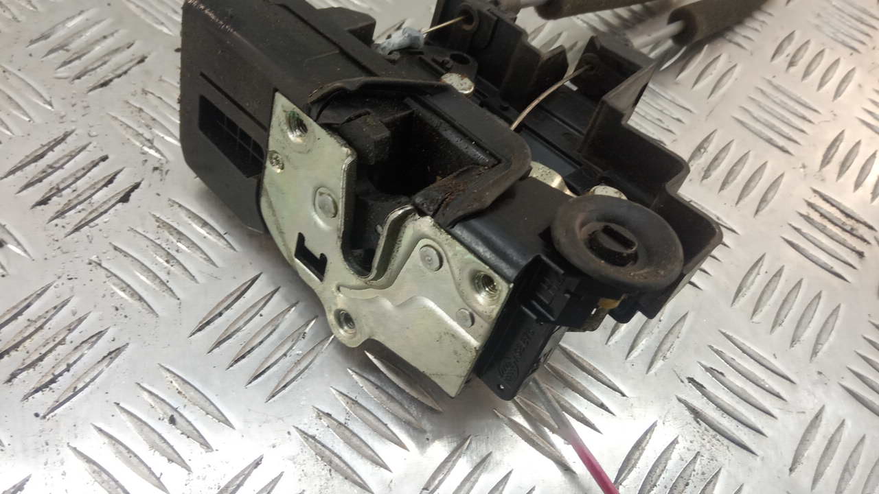 Замок двери задней левой