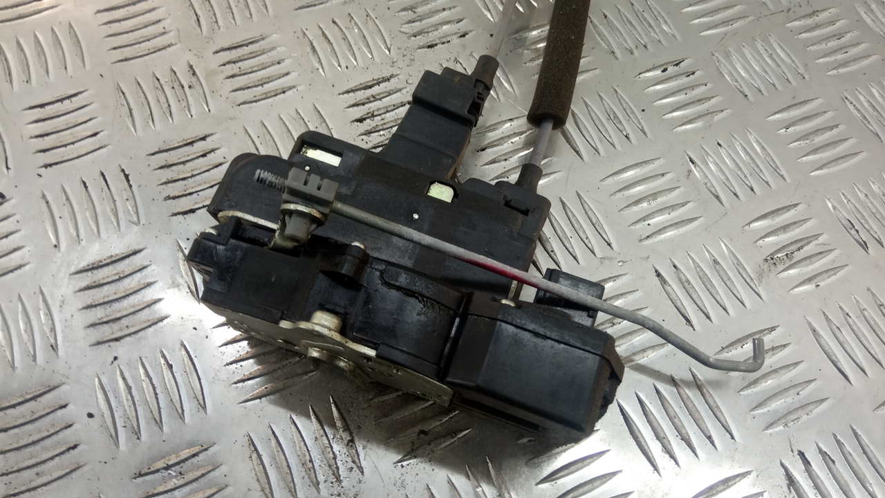 Замок двери задней левой