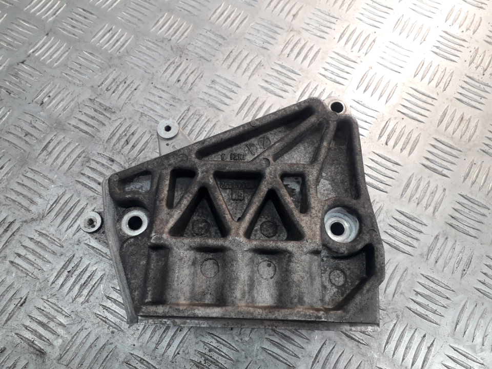 Кронштейн двигателя передний