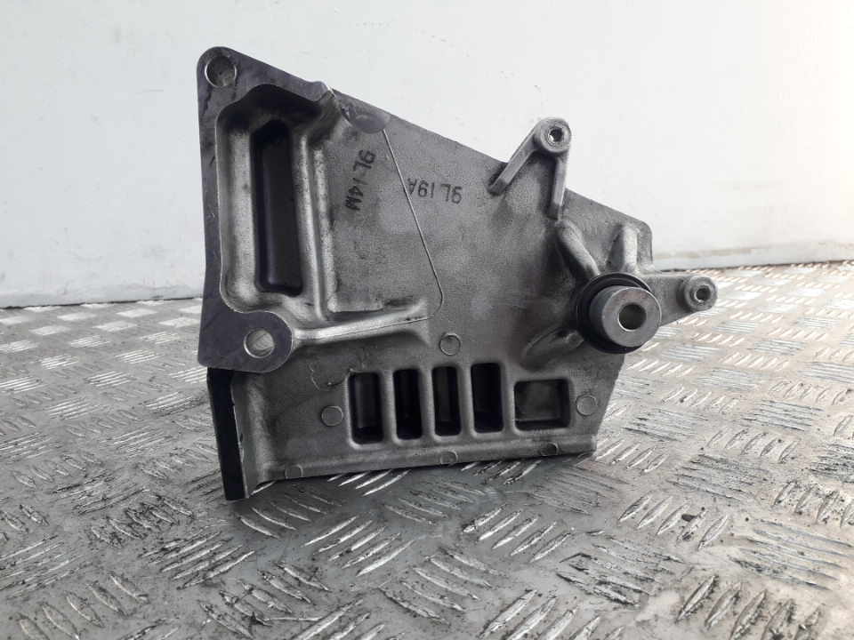 Кронштейн двигателя передний