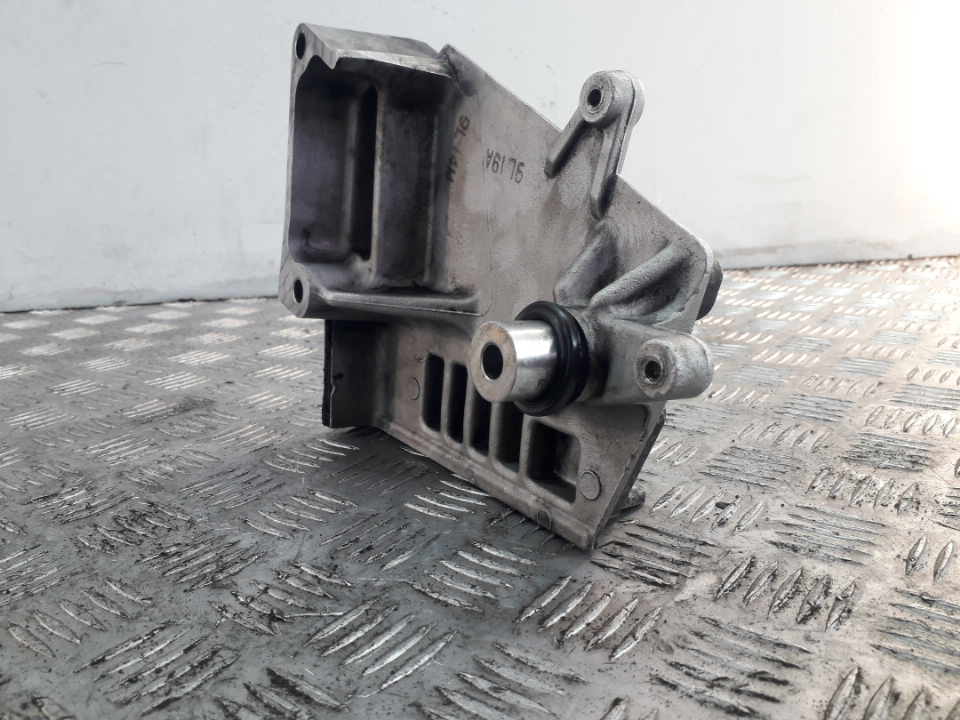 Кронштейн двигателя передний