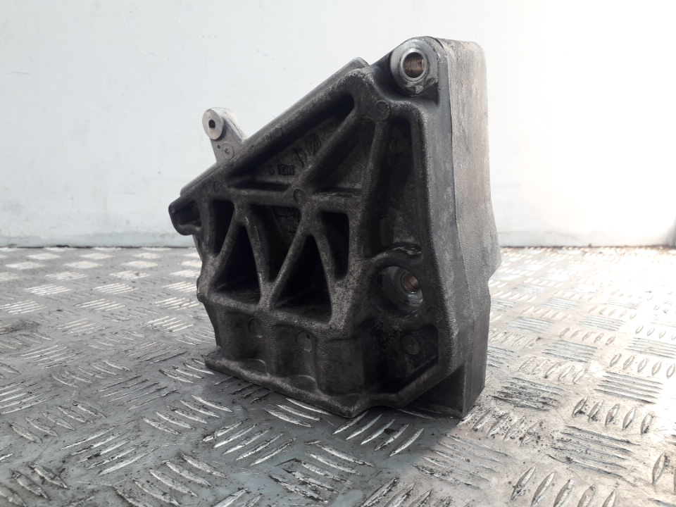 Кронштейн двигателя передний