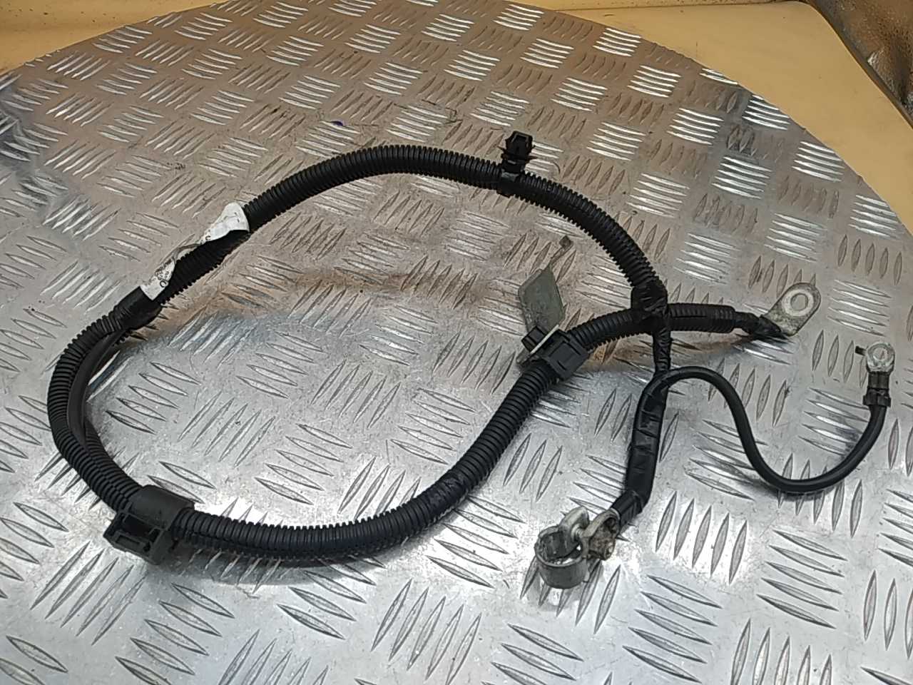 Клемма аккумулятора -