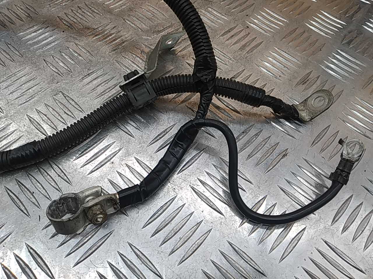 Клемма аккумулятора -