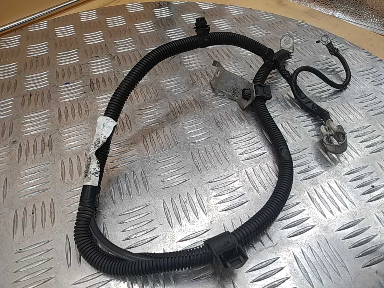 Клемма аккумулятора -