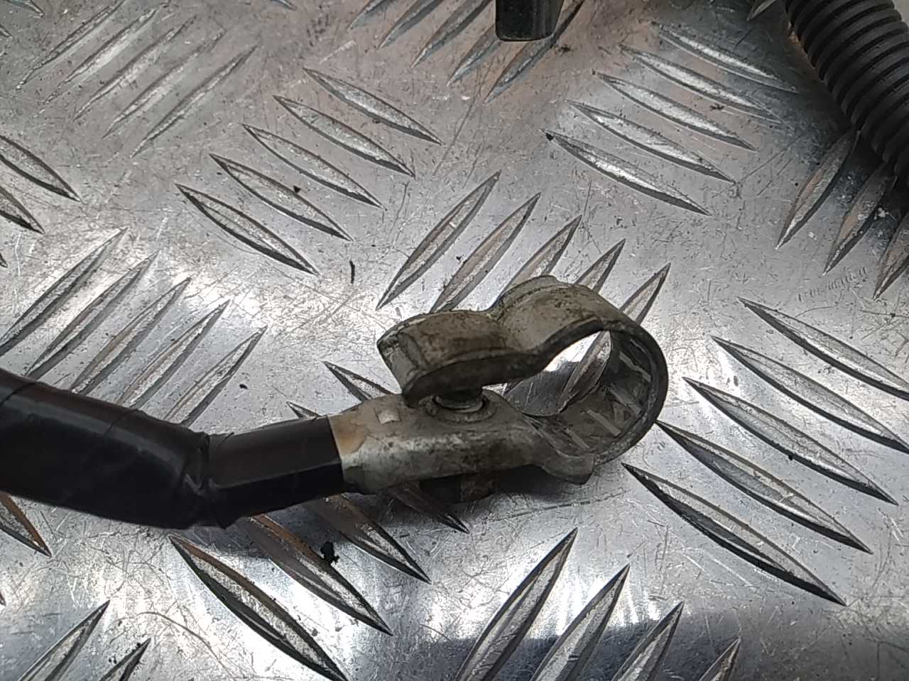 Клемма аккумулятора -