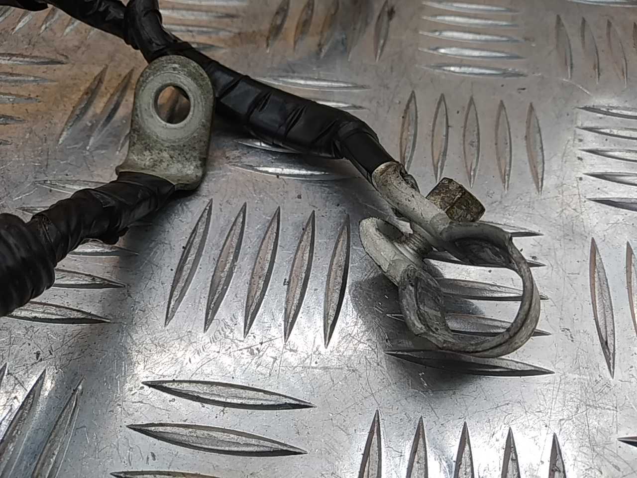 Клемма аккумулятора -