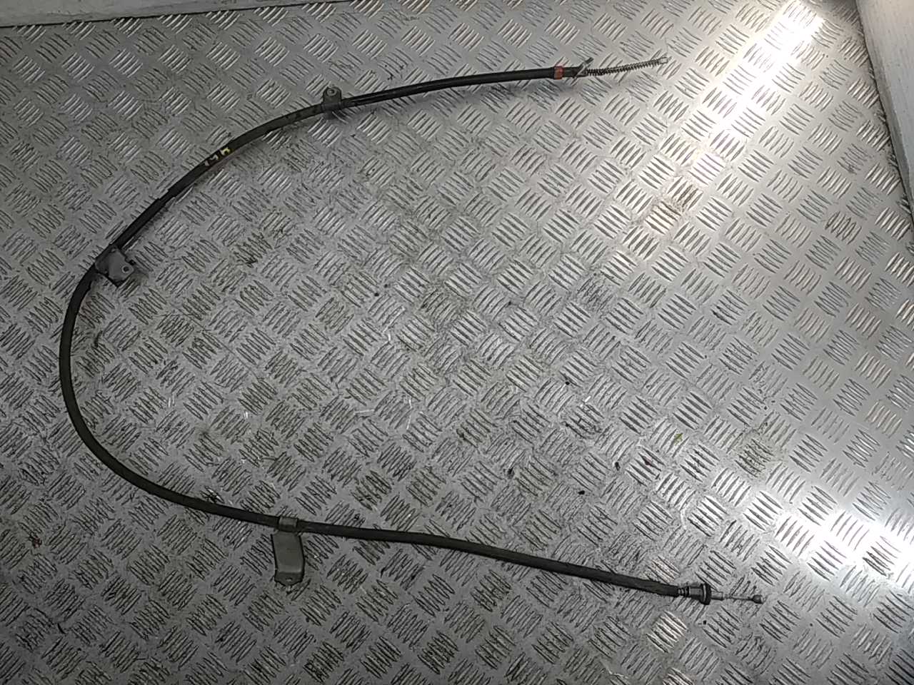 Трос стояночного тормоза левый