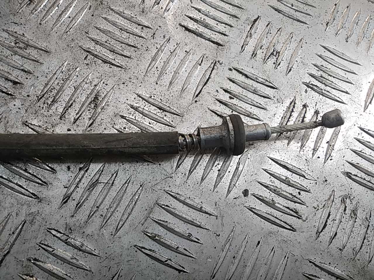 Трос стояночного тормоза левый