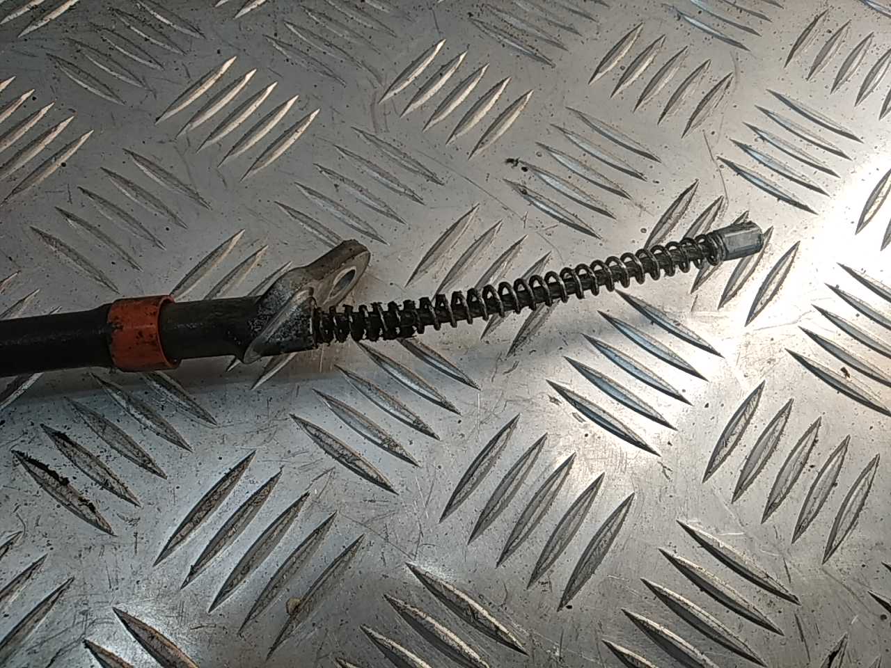 Трос стояночного тормоза левый