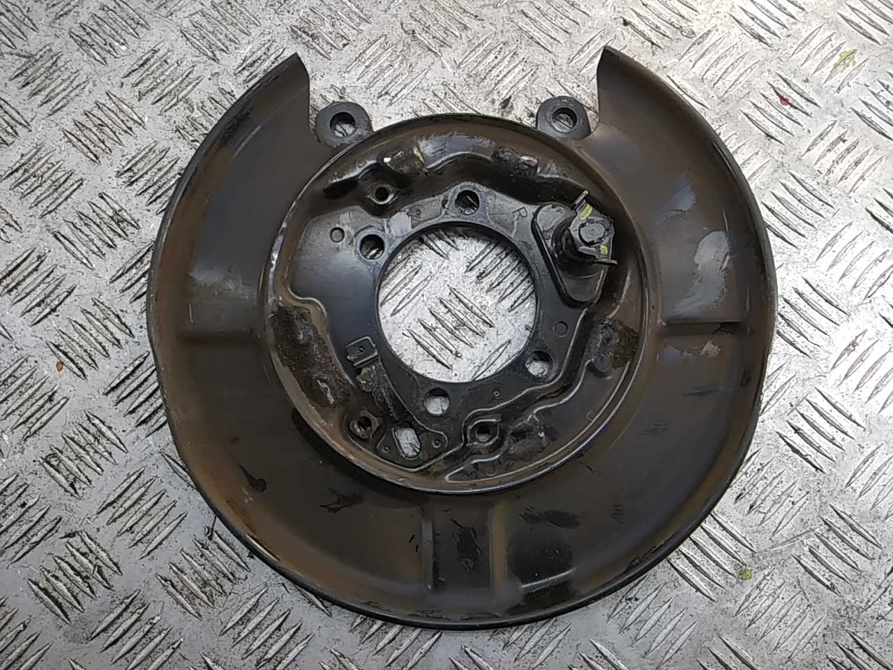 Щит опорный задний правый