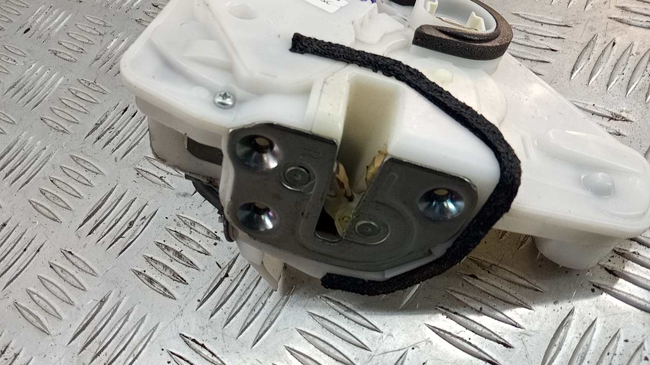 Замок двери передней правой