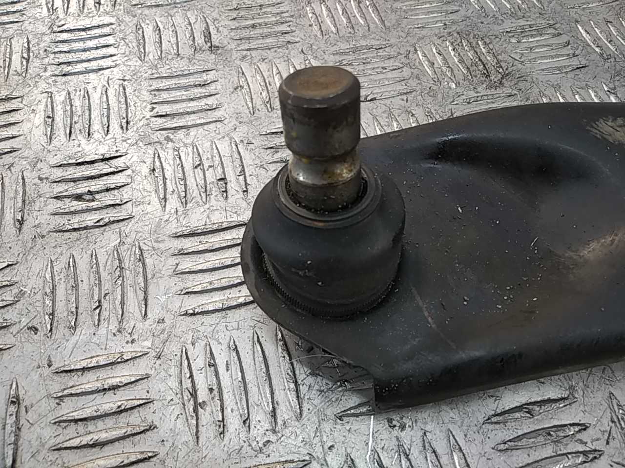 Рычаг передний нижний левый