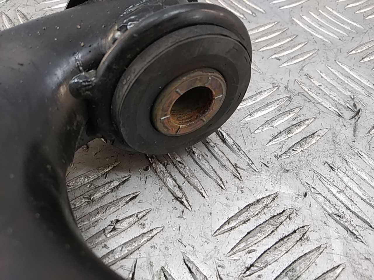 Рычаг передний нижний левый