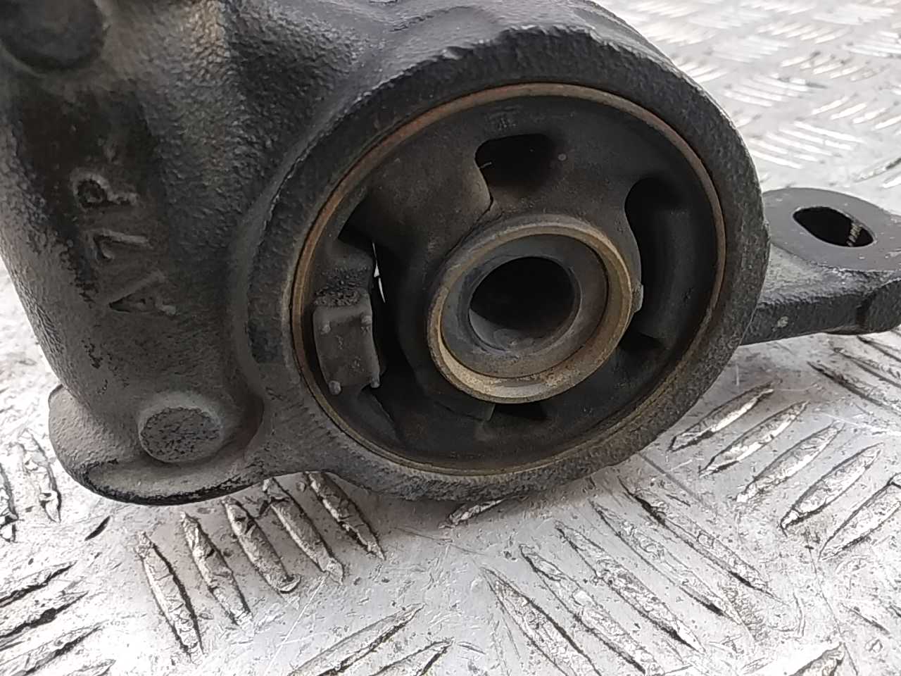 Рычаг передний нижний левый