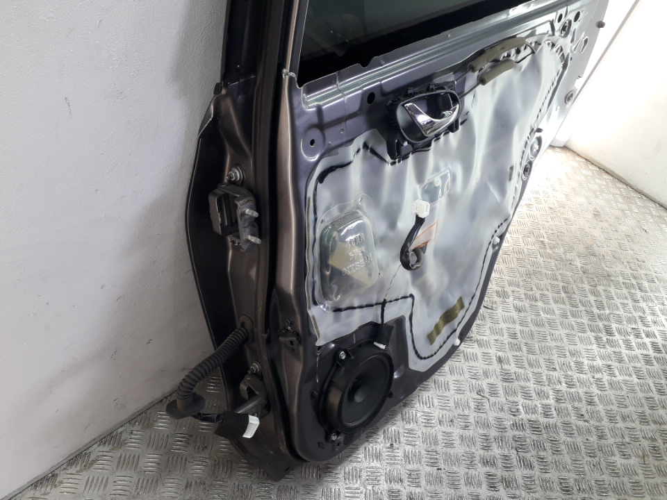 Уплотнитель задней правой двери