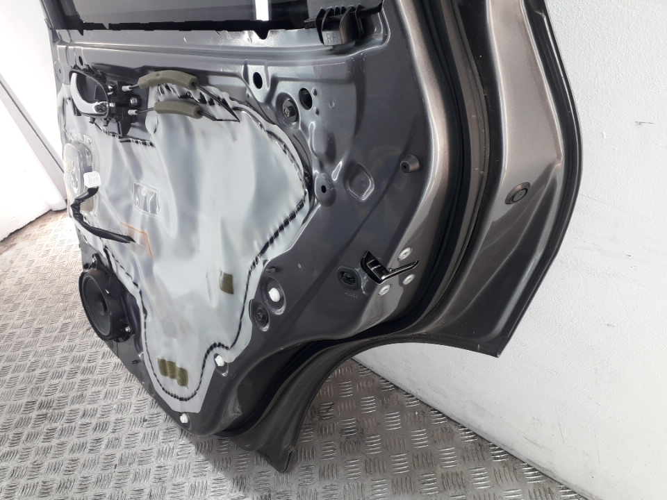 Уплотнитель задней правой двери