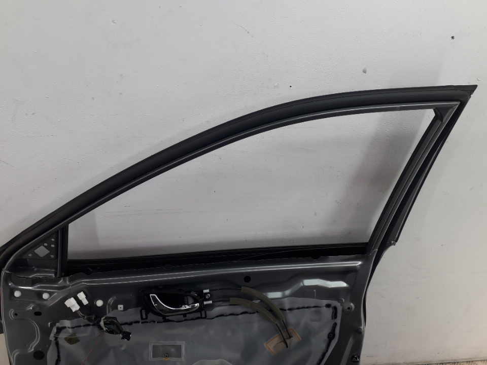 Уплотнитель передней правой двери