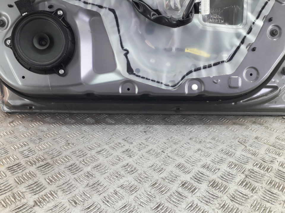 Уплотнитель передней правой двери